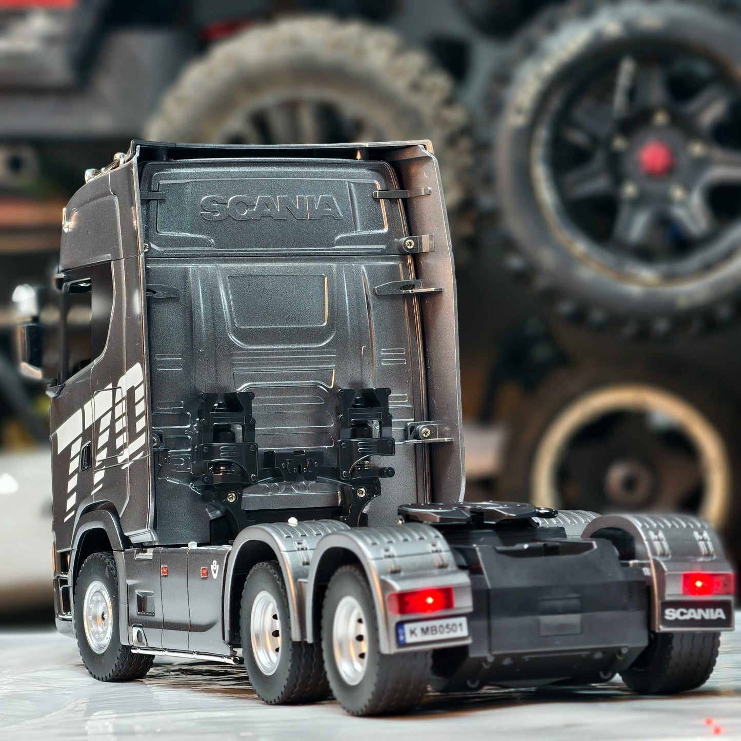 Huina 1501 1/18 Scale Scania RC Tractor Truck Trailer – 19CH 2.4GHz RTR with Full Lights | India